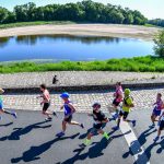 Marathon de la Loire - François Darden (casquette bleue) revient à Saumur par la rive gauche